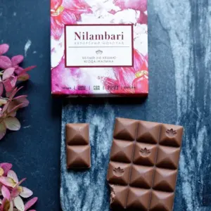Шоколад Nilambari белый на кешью "Ягода-малина" (65г)