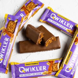 Qwickler Snaq Fabriq батончик глазированный Мягкий грильяж с арахисом