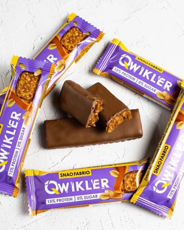 Qwickler Snaq Fabriq батончик глазированный Мягкий грильяж с арахисом