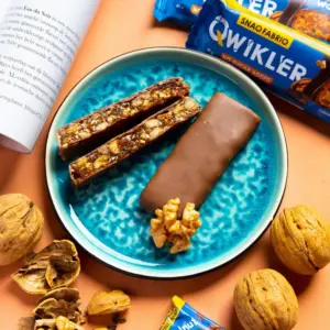 Qwickler Snaq Fabriq батончик глазированный Грецкий орех с изюмом и карамелью 40гр